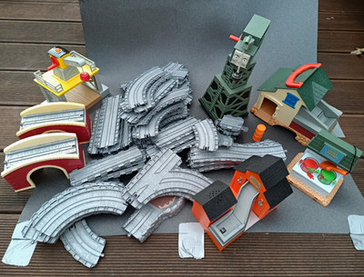 Thomas & Friends Take-n-Play Schienen & Weichen Set Zubehör mit Kran & Gebäuden