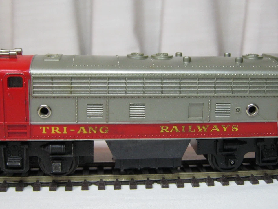 Tri-ang/Railways Transcontinental Silver/Red Diesel R55 OO Gauge Very Good - Image 3 of 4