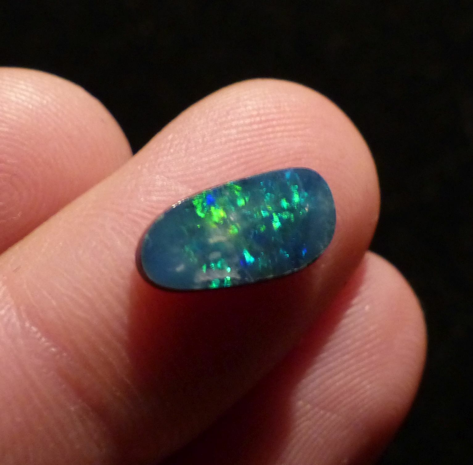 Cabochon opale noble doublet australie 1.30cts pour sublimer vos tenues de soirée élégantes