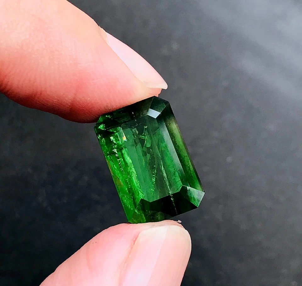 Turmalina verde natural de 15 quilates corte esmeralda de Afganistán Foto 4 de 4