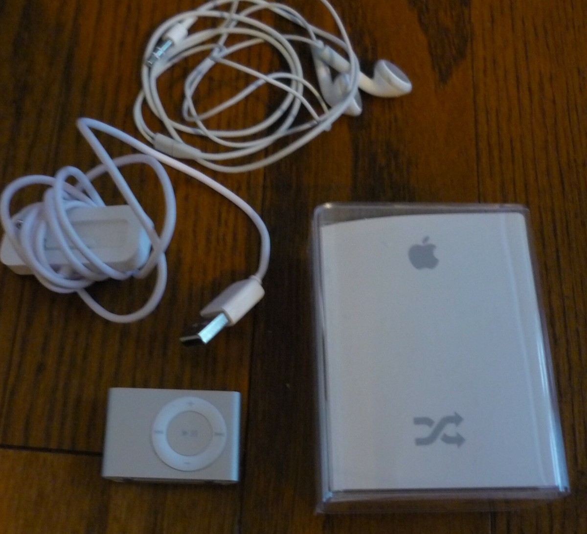 Silver Apple Ipod Shuffle, 2nd generation, Model A1204, with box