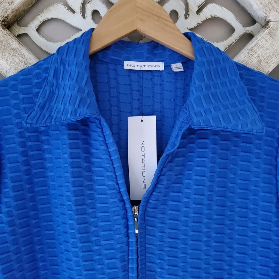 Chaqueta pulóver texturizada elástica con cremallera 3/4 Notations para mujer en azul real Foto 2 de 4