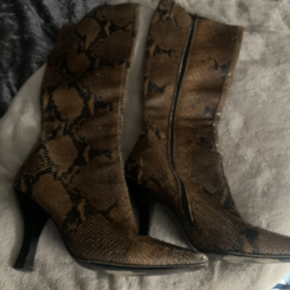 Botas altas vintage de cuero de serpiente Charles David 8 1/2 hechas en España años 90 Foto 2 de 4
