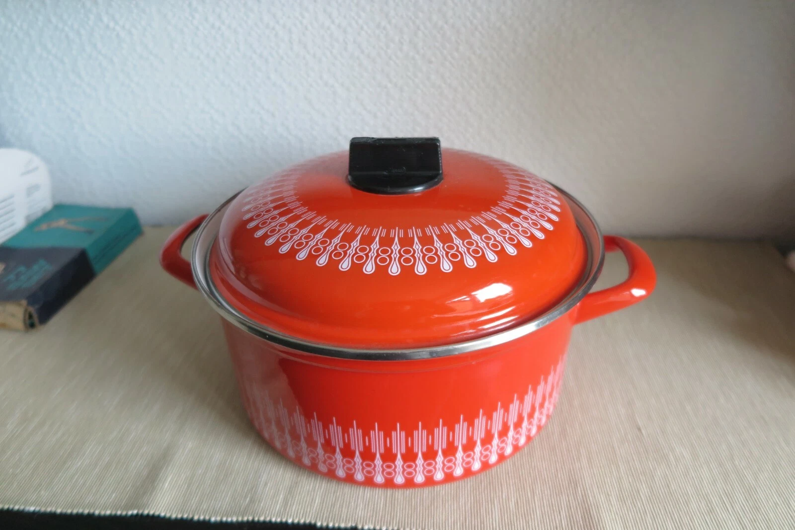 AMAZING - SIGNACIO - BEAUTIFUL RED & WHITE ENAMELED LIDDED SAUCEPAN - 10"