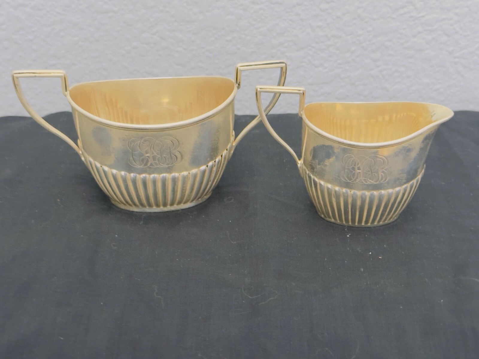 Sterling silver creamer and sugar bowl set weighing 184g