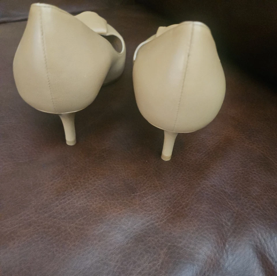 Valentino Pump  With rose Shoes beidge color Leather Size 40 - Image 4 of 4