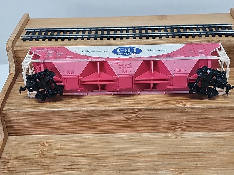 Tyco 3-Bay Center Flow Hopper ~Weathered ~ C&H Sugar Rd# UP 960082 - HO - Image 4 of 4
