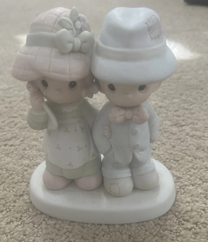 Vintage Precious Moments 100498 GOD BLESS OUR FAMILY 1986 - No Box - Adorable