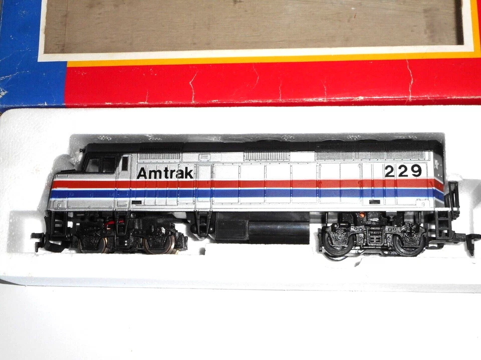Lifelike Amtrak Diesel Loco & Caboose 8678. Exce condition. 2 rail DC. HO Scale. - Image 3 of 4