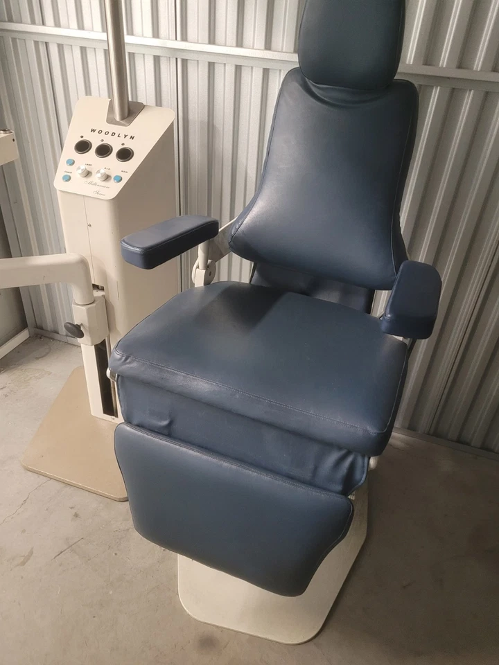 Silla y soporte Woodlyn - ¡Buen estado! Foto 2 de 3