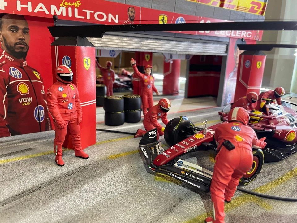 Diorama Pit Lane Ferrari Monza 2025 Hamilton scala 1:18 auto non inclusa - Immagine 4 di 4