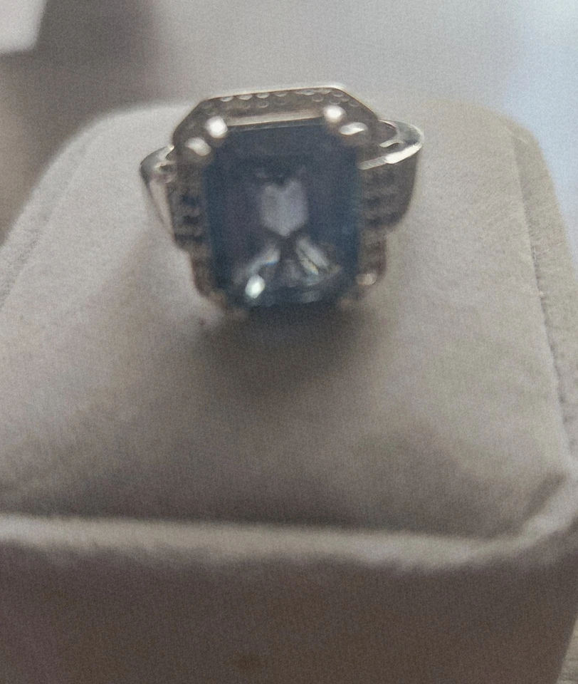 Impresionante anillo de topacio azul y diamantes de Londres Foto 3 de 3
