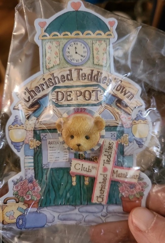 Vintage Sealed!  1996 Cherished Teddies Town  Depot Teddy Bear Brooch Pin