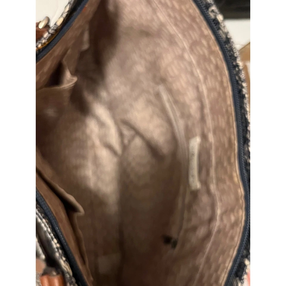 Bolso de Mano Convertible Sakroots Negro Blanco Estampado Floral Acentos de Cuero Foto 3 de 3