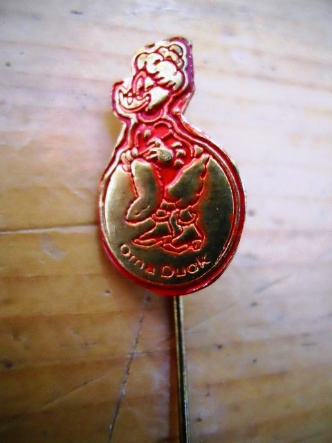 Walt Disney Productions 1960s Netherlands Grandma Oma Duck RED stick pin