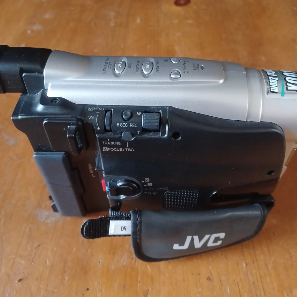 JVC Compact VHS Camcorder LCD Video Camera 20/800x Zoom 108 FX Charger GR-AXM17U - Image 4 of 4