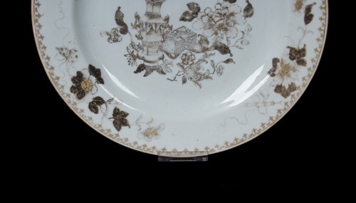 Ein Grisaille - Verzierter Teller. Export Porzellan. China , ca. 1760. Qianlong - Bild 6 von 10