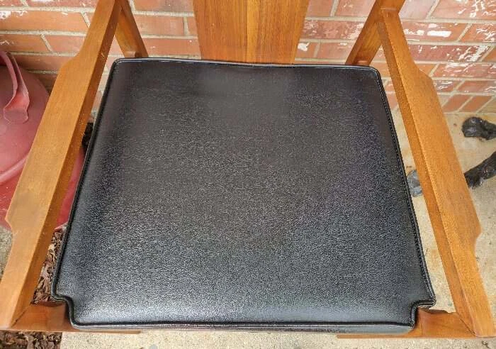 Silla de comedor HIBRITON de nogal asiento acolchado de vinilo negro respaldo curvo #1 Foto 4 de 4