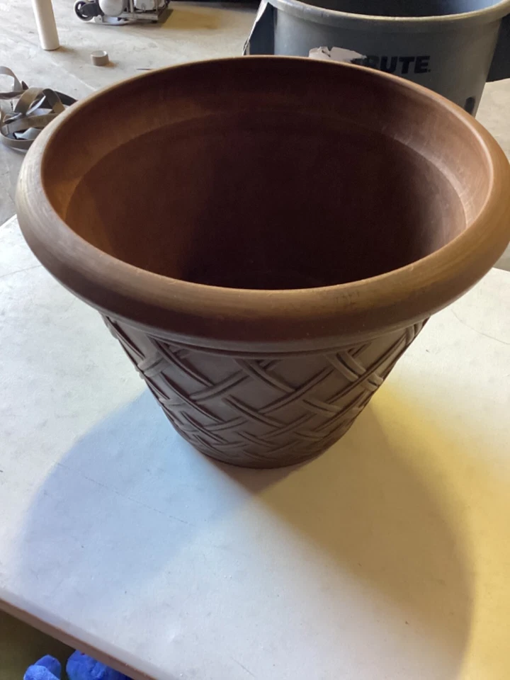 "Maceta Arcadia Garden Products 18"" marrón resistente a la intemperie PVC en terracota" Foto 3 de 4