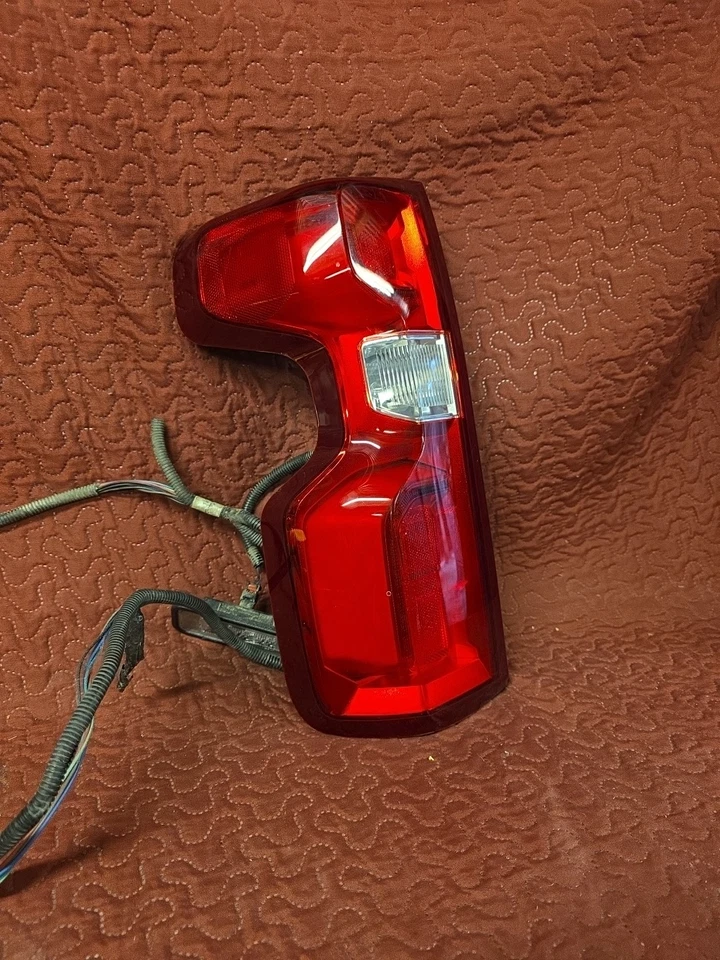 Base de luz trasera para conductor Chevy Silverado LH 2019-202585603099 usada OEM P9676 Foto 2 de 4