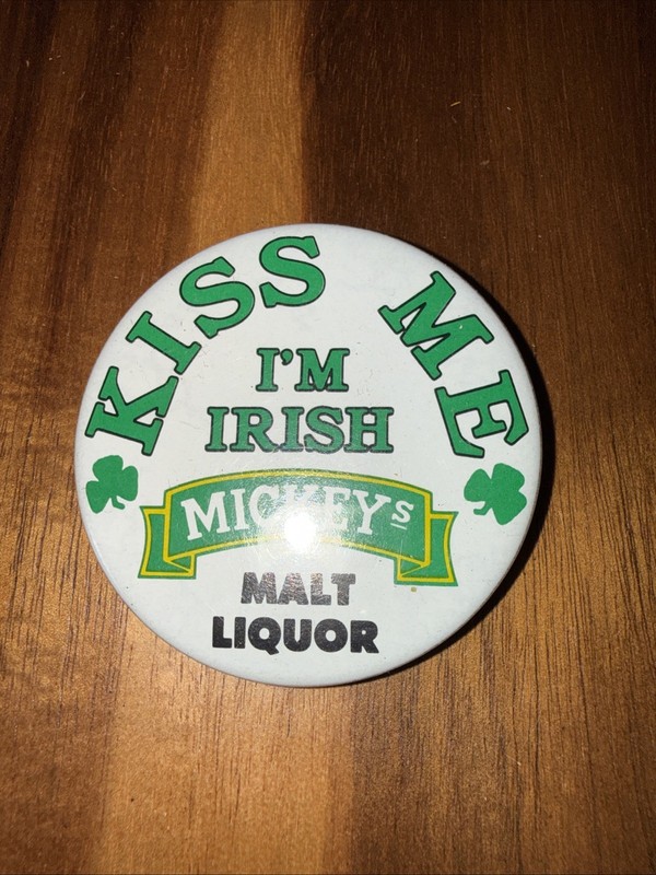 MICKEY'S MALT LIQUOR KISS ME I'M IRISH BUTTON PINBACK BEER ADVERTISING