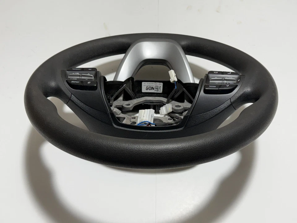 2018-2021 HYUNDAI KONA DRIVER STEERING WHEEL W/CRUISE CONTROL SWITCH OEM. - Image 3 of 4