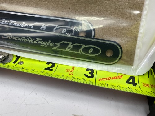 🔥 Placa medallón insignia culata Harley Screamin Eagle 110 genuina X2 OEM - Imagen 6 de 10