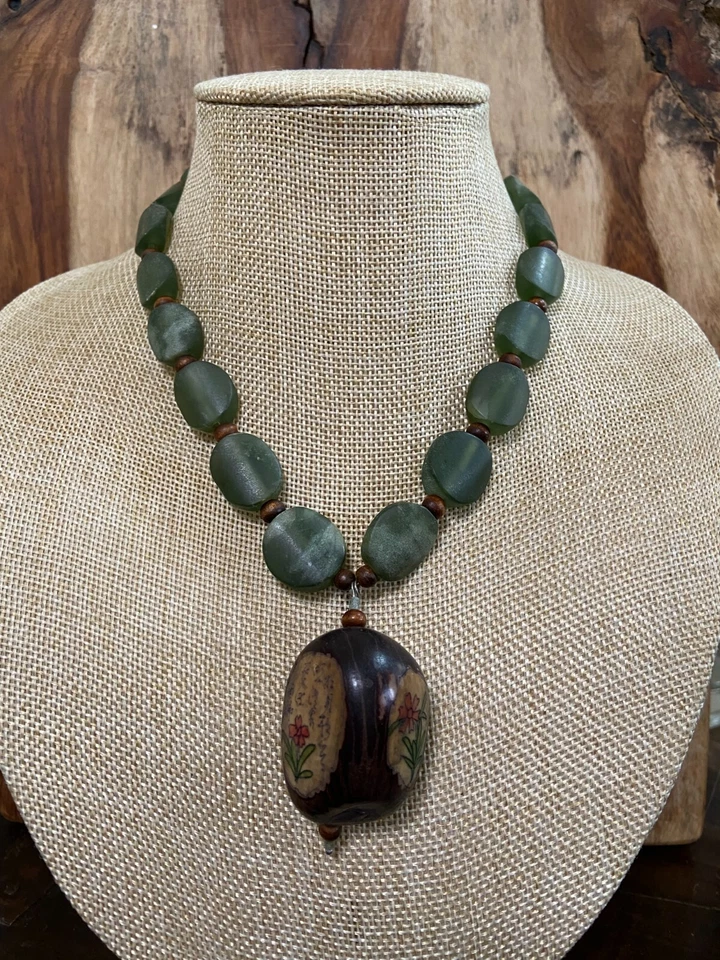 Collar de vidrio rústico vintage - Colgante de nuez de árbol hecho a mano Foto 2 de 4