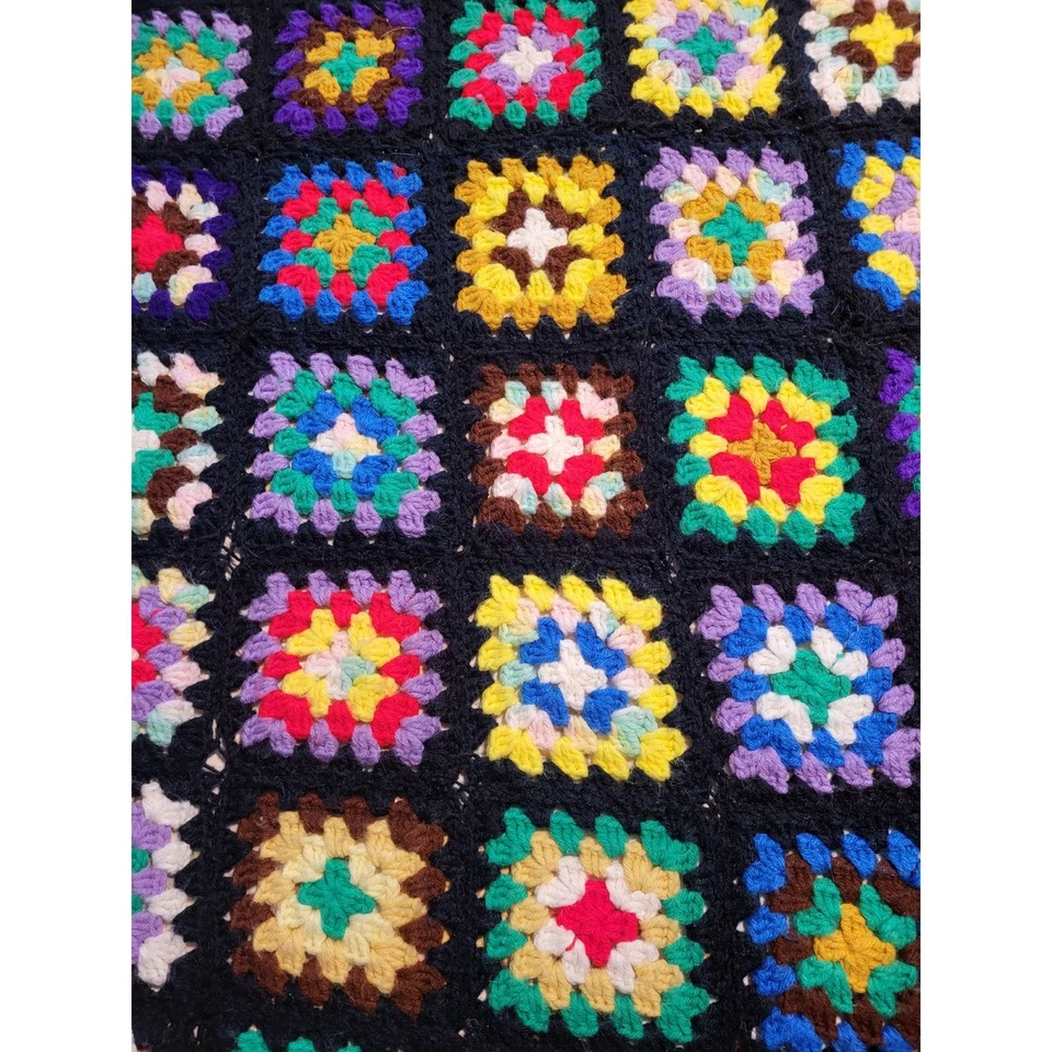 Vintage Hecho a Mano Abuela Cuadrado Negro Crochet Afgano 50" X 72" Para Sofá Roseanne Foto 3 de 4