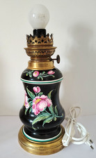 Ancienne lampe à pétrole en faïence noire et fleurs électrifiée
