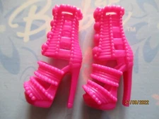 BARBIE DOLL / PAIR OF SHOES: BOOTS, PUMPS ....... (587)