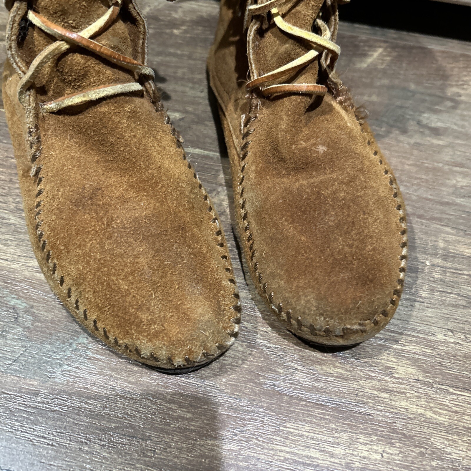 SAOLA STIVALETTI MOCASSINO MINNETONKA MARRONI SCAMOSCIATI CUCITI SUOLA GOMMA FRANGE LACCI 5