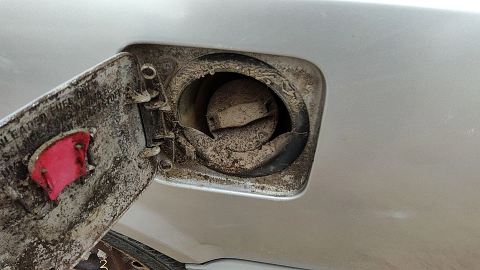 Volvo 740 1990 1991 1992 conjunto de cuello de llenado de combustible con tapa de gasolina OEM 93167191 Foto 4 de 4