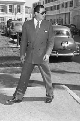 Off Courtroom Nassau Bahamas Sun goggled film swashbuckler Errol Fl - 1952 4x6 Ph