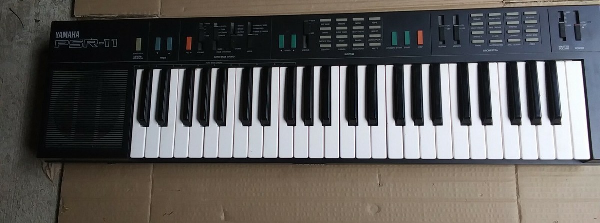 YAMAHA PORTATONE PSR-11 ポータブル キーボード Yamaha Portatone PSR-11 Electronic Keyboard with Synthesizer