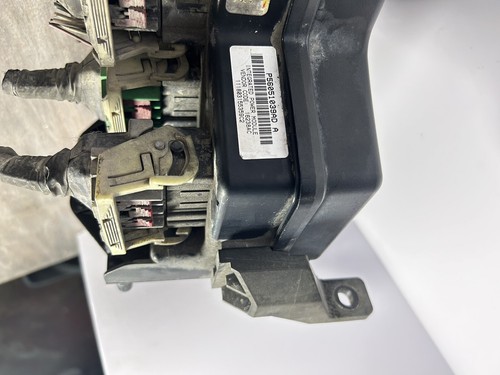 Dodge Ram 1500,2500 5.7L Engine Fuse Box 2002-2005 P56051039ad A - Picture 2 of 9