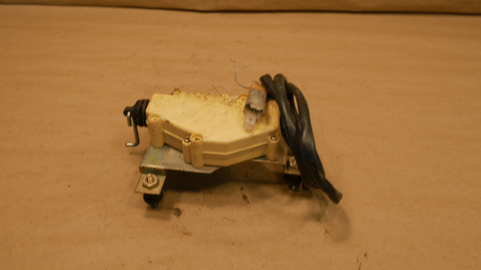 Ferrari 208 328 Mondial t LH Central Door Lock Device Actuator PN 62437700