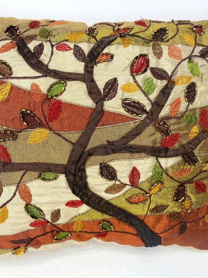 Almohada Pier 1 Imports Árbol de la Vida Bordada con Cuentas Verde Óxido 19x13 Foto 3 de 4