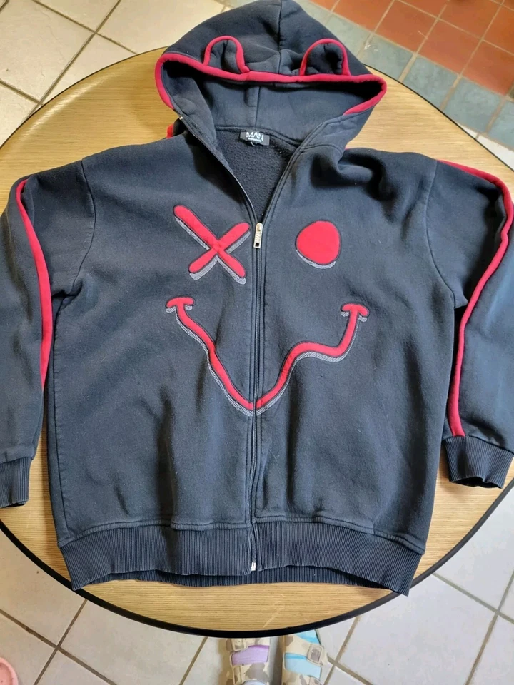 Sudadera con Capucha Trippy Funk Boohoo Hombre Pequeña Negra Roja Cara Smiley Súper Única Foto 2 de 4