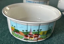 Villeroy & Boch NAIF design:Vegetable Serving Bowl 8.5" dia, with metal trivet