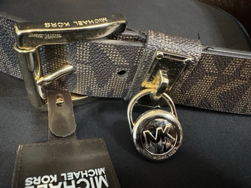 CINTURÓN MICHAEL KORS CHOCOLATE LOGO MK CON ENCANTO MK HEBILLA DORADA TALLA Med NUEVO CON ETIQUETAS. Foto 4 de 4