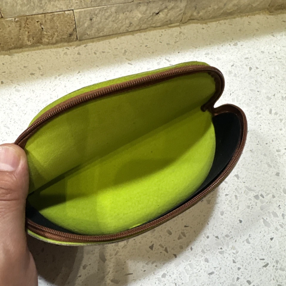 Estuche para gafas de sol Tommy Bahama marrón con cremallera alrededor suave por dentro Foto 4 de 4