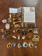 Lote grande de alfileres y dijes de solapa de la NASA, difíciles de encontrar