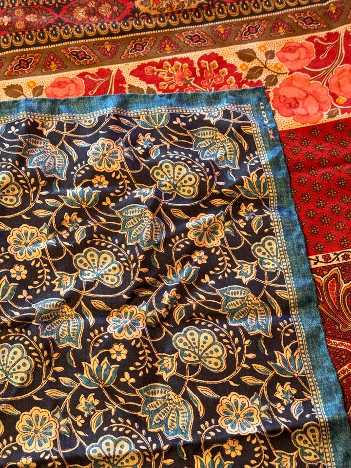 Pañuelo de bolsillo de seda Kiton. 21 pulgadas en diagonal Foto 4 de 4