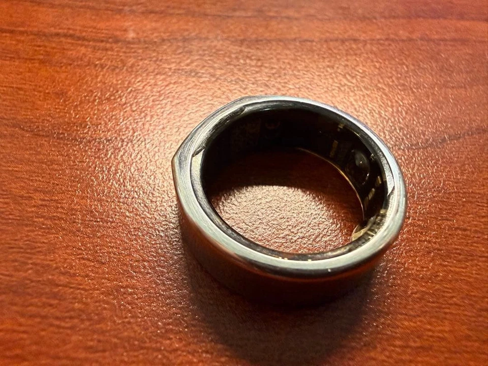 Oura OuraRing Gen 3 Smart Ring US 9 Size Heritage Gold With box and charger - Image 3 of 4