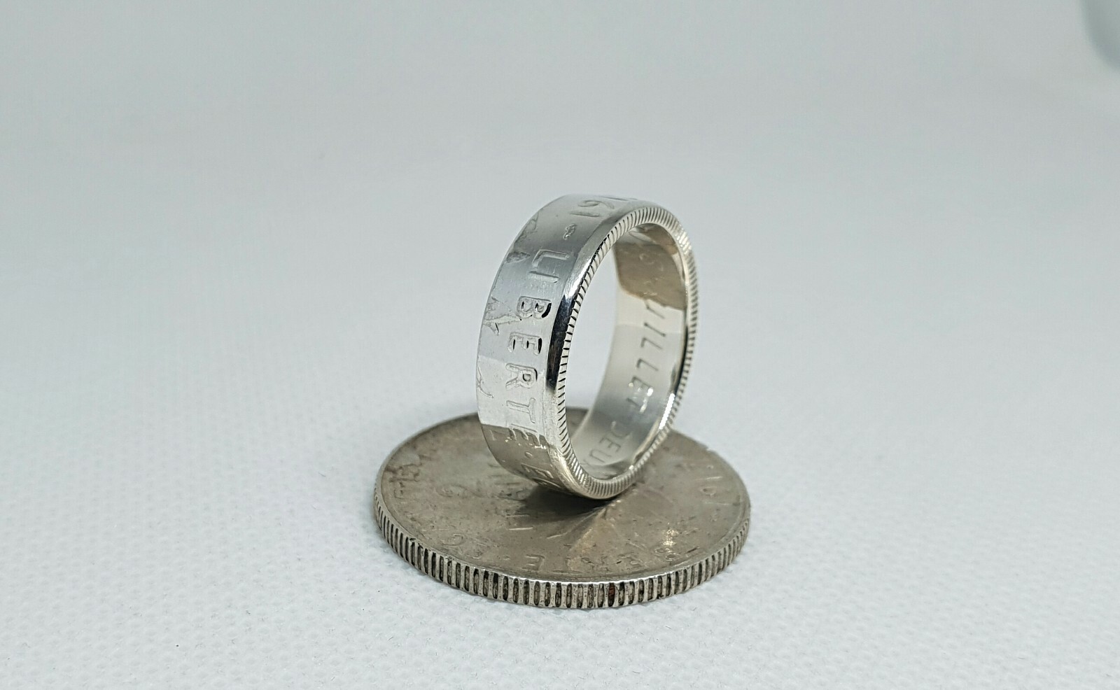Bague pièce 2 Francs Semeuse en argent, l'alliance gravée pour un cadeau d'anniversaire unique
