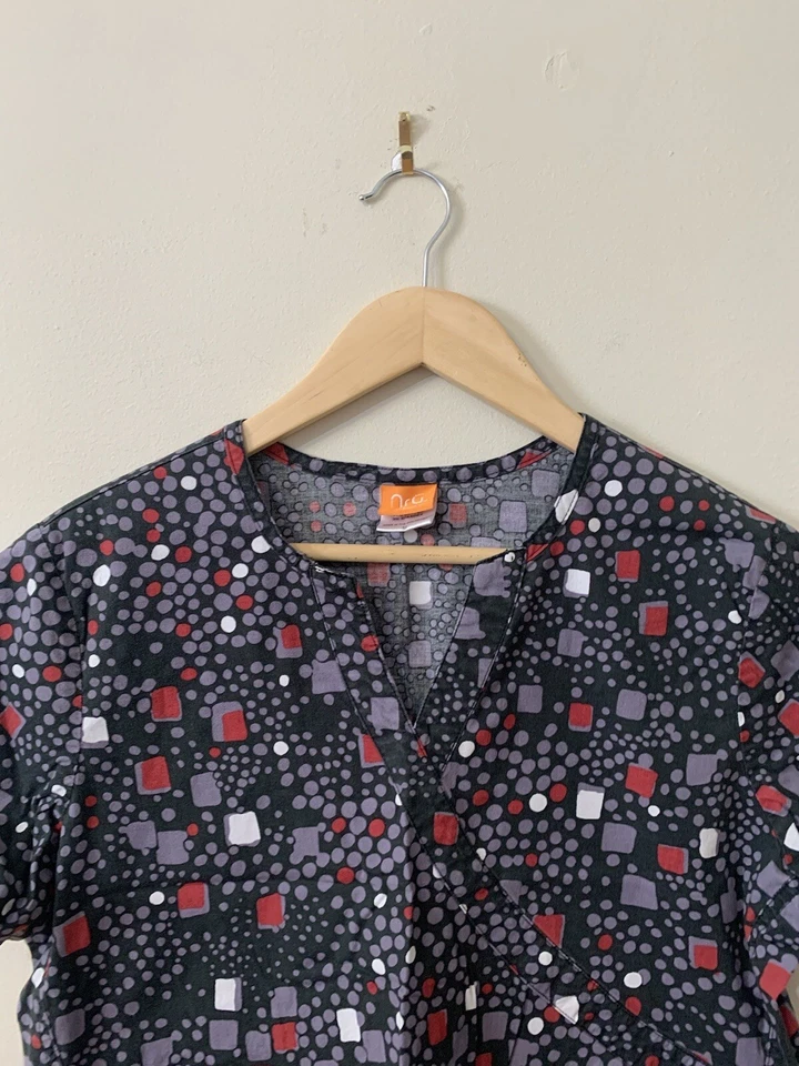 Blusa Médica NrG By Barco Elastizada Geométrica Negra Gris Roja Círculo Cuadrados Mediana Foto 2 de 4