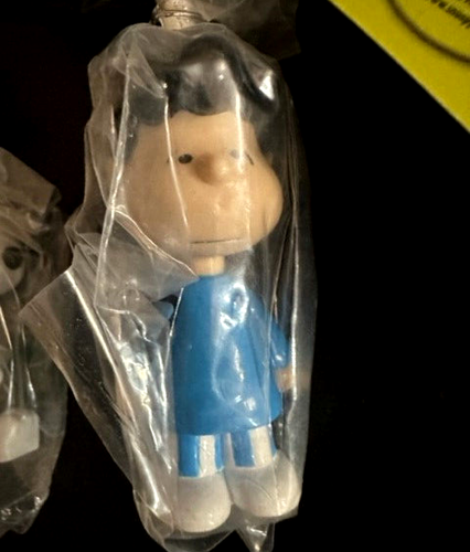PEANUTS Charlie, Lucy, Linus + Snoopy figural keyrings - Imagen 4 de 5