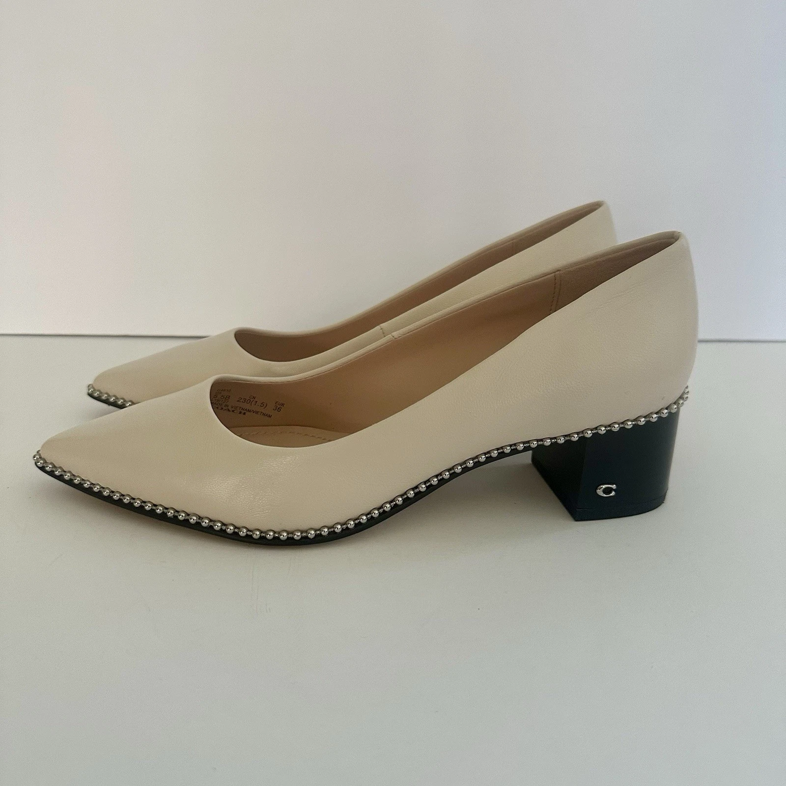 Scarpe décolleté Coach Willa tacco a blocco punta borchie gesso crema pelle donna tg 5 5B