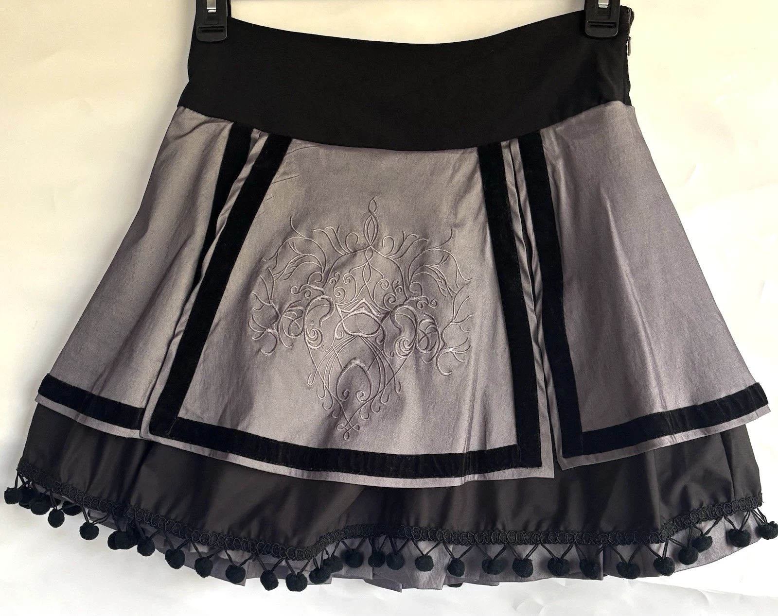 Picasso Lined Gray Black Skirt Size M with Embroidery